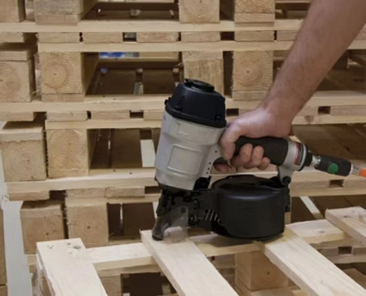 Clavadora neumática en mesa de trabajo